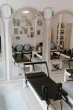 Reformer pilates gép a Pilates’nfinity Budapart stúdióban, tükrös, világos prémium térben